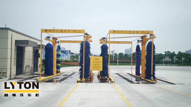 巴士、公交車用電腦洗車機(jī)，采用電腦控制，自動化程度高
