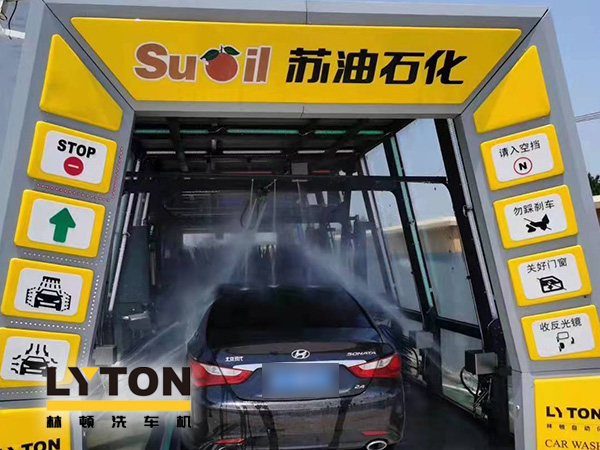 疫情時期，為減少人員接觸，加油站“無接觸”智能全自動洗車機服務受車主青咪